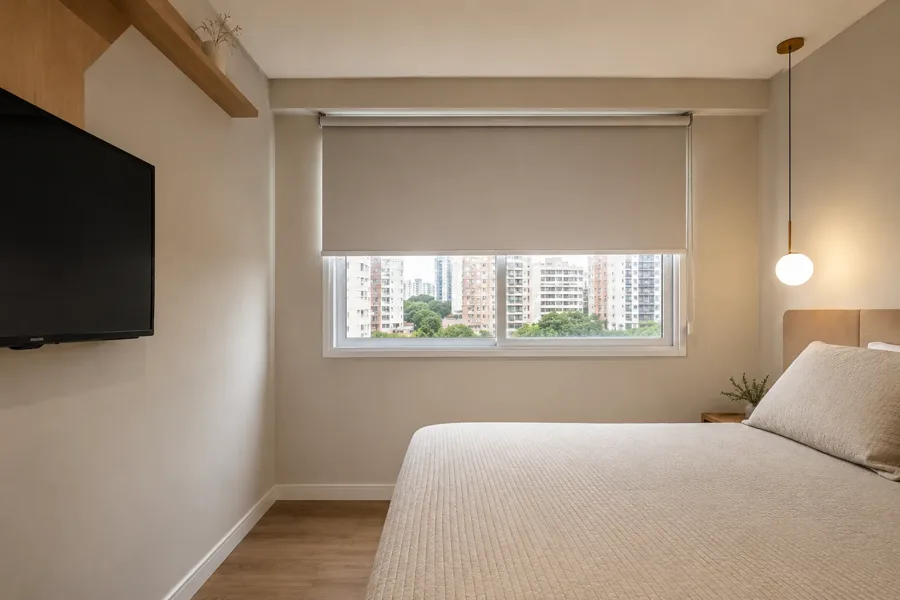 Persiana Rolô Blackout instalada em quarto